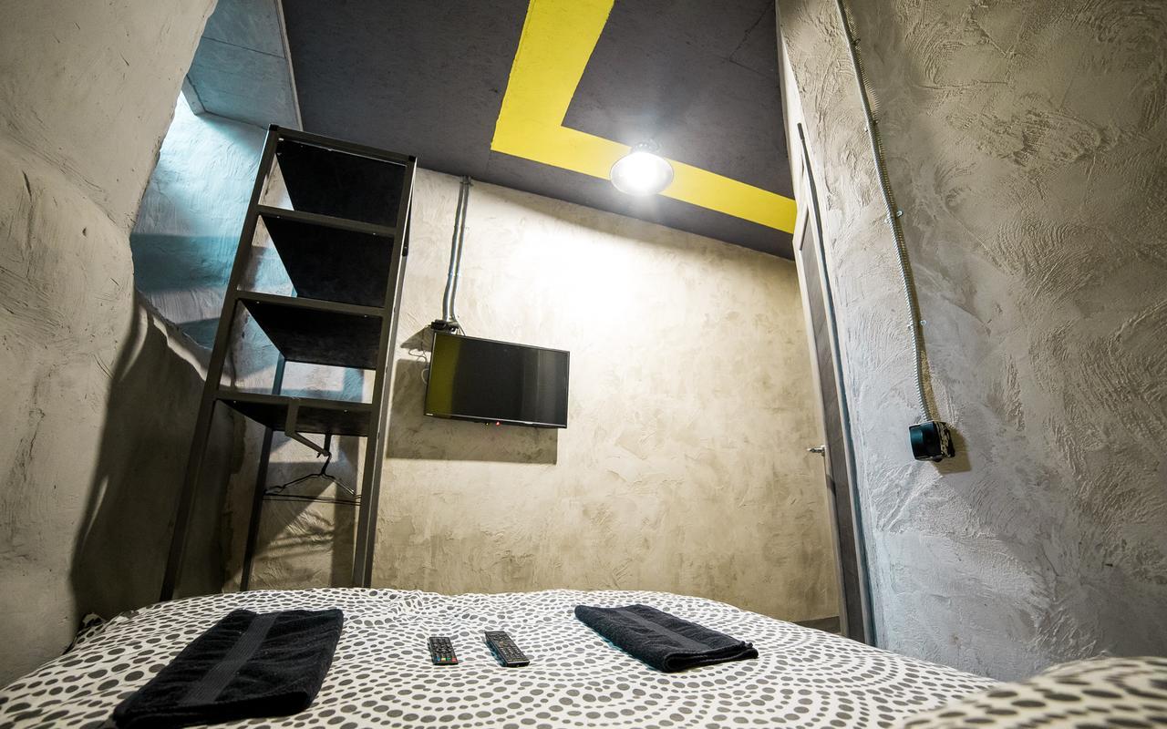 Lviv Loft Prison Hostel Ngoại thất bức ảnh
