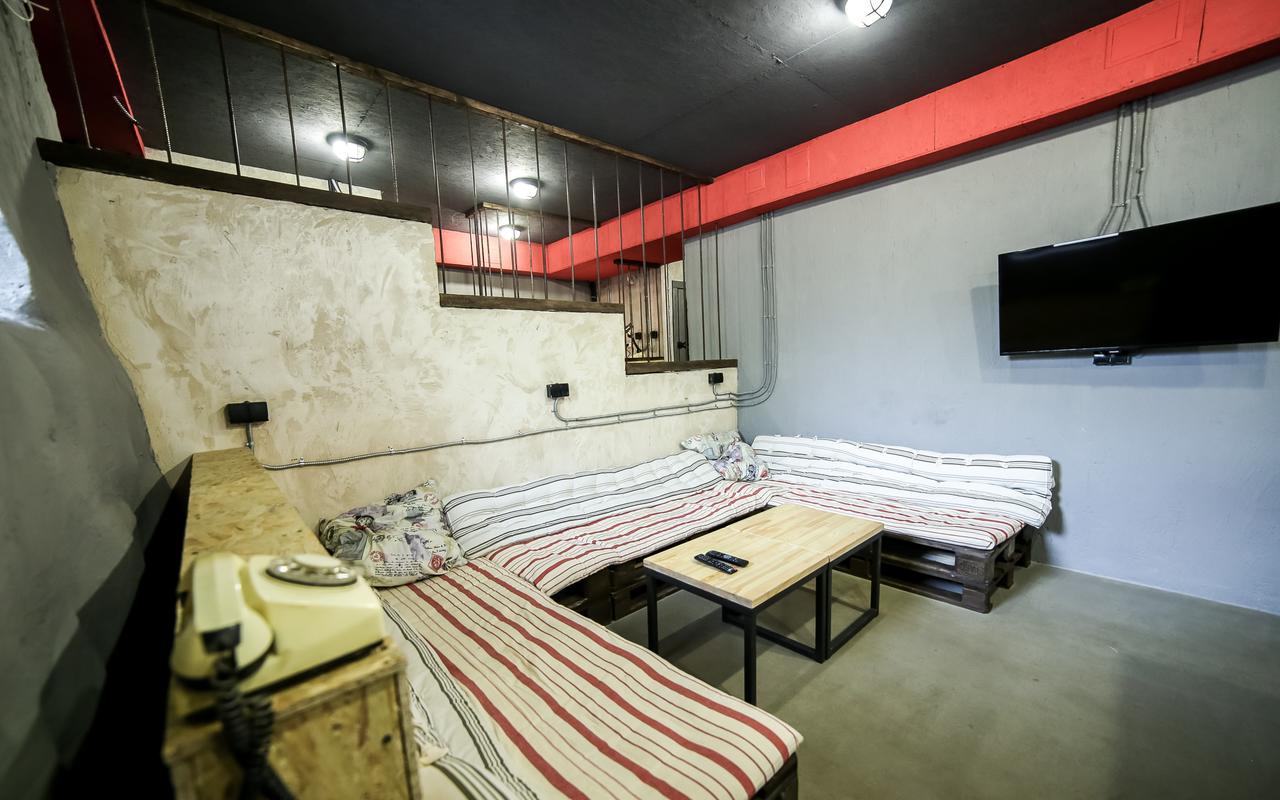 Lviv Loft Prison Hostel Ngoại thất bức ảnh